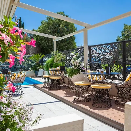 Апарт-отель Flora