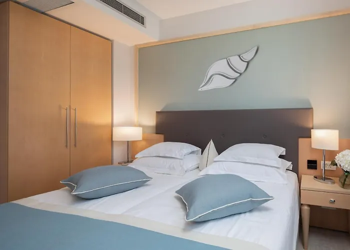 Flora Aparthotel 4*