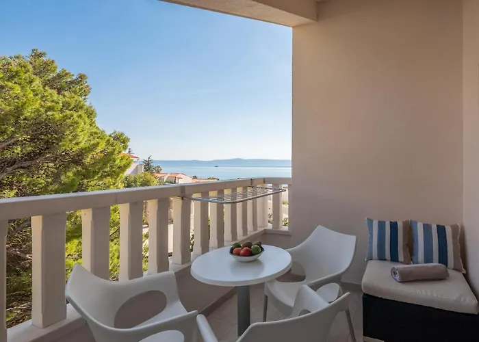 Flora Aparthotel 4*
