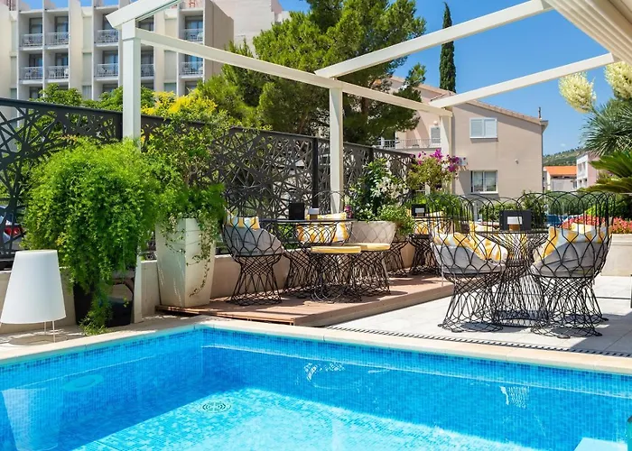 Aparthotel Flora 4*