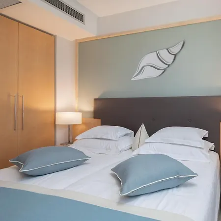 Flora Aparthotel 4*