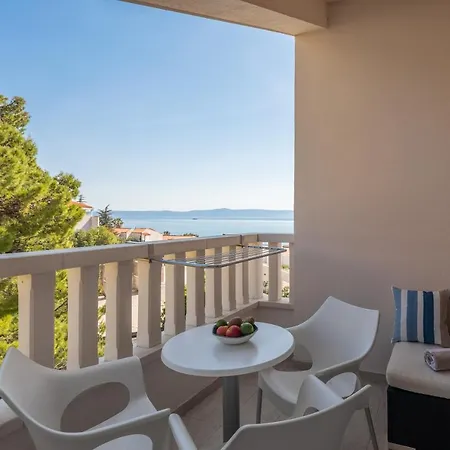 Flora Aparthotel 4*