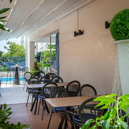Aparthotel Flora 4*