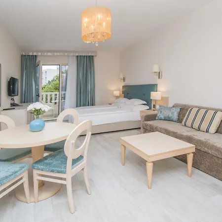 Flora Apartmanhotel Tučepi