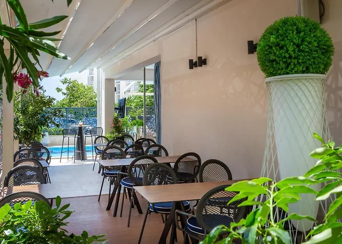 Aparthotel Flora 4*