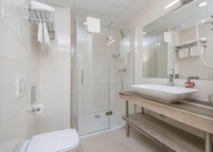 Flora Aparthotel 4*