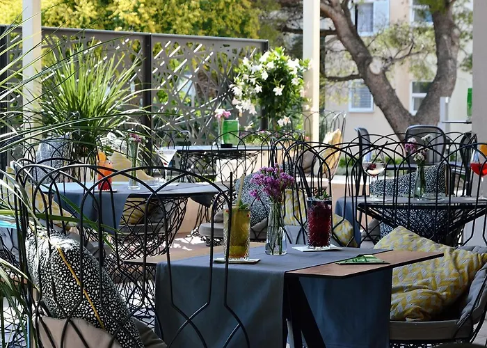 Flora Aparthotel 4*